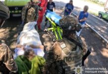 Ще два життя у безпеці: евакуаційна група поліції «Білий янгол» евакуювала з прифронтової Нікопольщини двох жінок, одна з яких є маломобільною