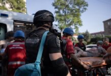 Після удару КАБами по Запоріжжю поліцейські евакуйовували людей і допомагали розбирати завали
