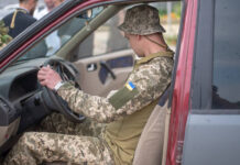 Кам’янське передало автомобіль та маскувальні сітки військовим на Сумський напрямок