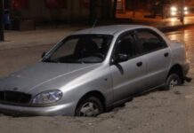 У Кам’янському під час зливи під автівкою провалився асфальт