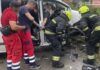 У Дніпрі Mercedes-Benz Vito врізався в електроопору: водія затисло у салоні