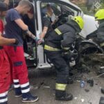 У Дніпрі Mercedes-Benz Vito врізався в електроопору: водія затисло у салоні