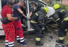 У Дніпрі Mercedes-Benz Vito врізався в електроопору: водія затисло у салоні