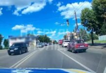Стояла у лівій смузі та заважала проїзду: у Кривому Розі патрульні допомогли прибрати з дороги зламану автівку