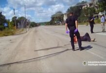 Були під прицільним контролем ворожих FPV-дронів: правоохоронці Запоріжжя врятували травмованого велосипедиста на небезпечній ділянці дороги