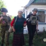 Будинок зруйнували ворожі КАБи: поліцейські евакуювали з прифронтової Новоіванівки літню жінку