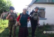 Будинок зруйнували ворожі КАБи: поліцейські евакуювали з прифронтової Новоіванівки літню жінку