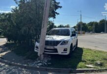У Дніпрі 20-річна водійка Lexus без прав врізалася у стовп: подробиці ДТП