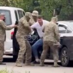 «Незаконне позбавлення волі або викрадення людини»: у Кривому Розі люди у формі витягли таксиста з машини та «задули» його балончиком
