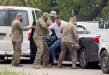 «Незаконне позбавлення волі або викрадення людини»: у Кривому Розі люди у формі витягли таксиста з машини та «задули» його балончиком