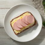 Сир чи ковбаса зверху: звичайний бутерброд посварив українців у Threads