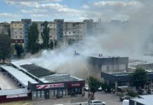 На Лівобережжі Кам’янського загорілися торгові павільйони: район затягнуло димом