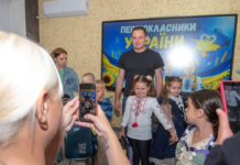 У Кам’янському майбутнім першокласникам із родин загиблих та зниклих безвісти захисників подарували шкільні рюкзаки
