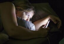Телефон у ліжку забирає сон у підлітків: дослідження показало масштаби проблеми