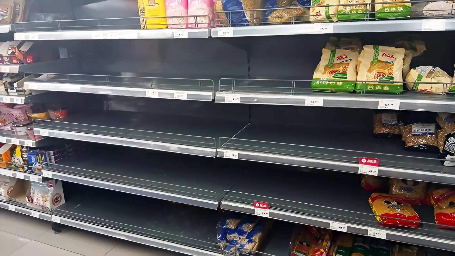 Жителів Дніпропетровщини просять не скуповувати крупи та борошно про запас