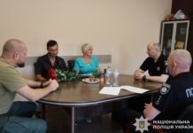 У Дніпрі матері загиблого поліцейського передали його посмертну нагороду