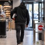 Виніс товари, не розрахувавшись: слідчі Дніпра скерували до суду обвинувальний акт щодо чоловіка