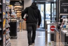 Виніс товари, не розрахувавшись: слідчі Дніпра скерували до суду обвинувальний акт щодо чоловіка