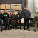 Сховав трьох чоловіків серед пиломатеріалів: на Буковині прикордонники викрили спробу незаконної втечі з країни