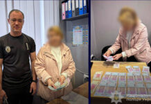 У Запоріжжі чоловік допоміг повернути пенсіонерці 20 тисяч гривень, забутих у банкоматі