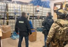 Розбавляли водою спирт та продавали: у Дніпрі затримали п’ятьох учасників організованої групи