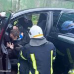 У Кам’янському ЗАЗ Vida зіткнувся з причепом вантажівки: водія затисло в салоні