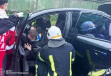У Кам’янському ЗАЗ Vida зіткнувся з причепом вантажівки: водія затисло в салоні